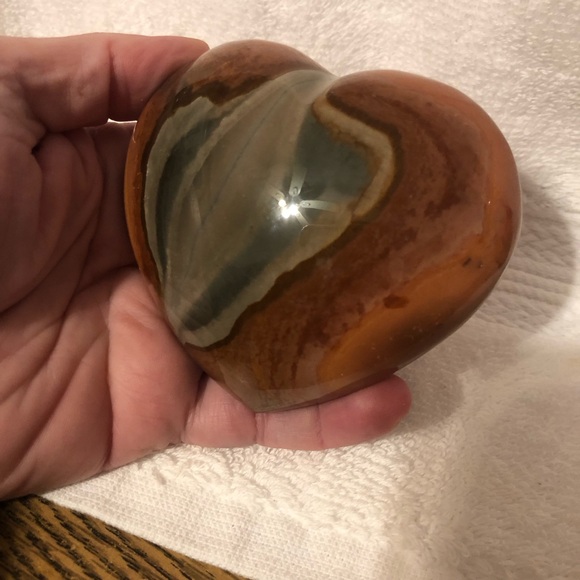 Polychrome jasper carved heart stone - Picture 7 of 8